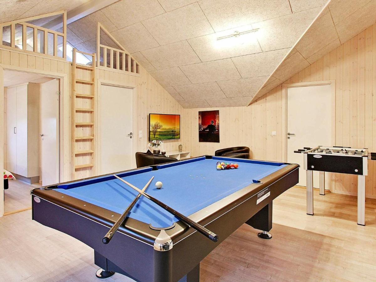 12 Person Holiday Home In Hasselberg Капелн Стая снимка