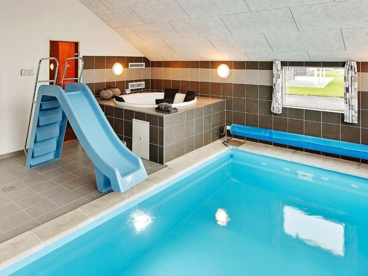 12 Person Holiday Home In Hasselberg Капелн Стая снимка