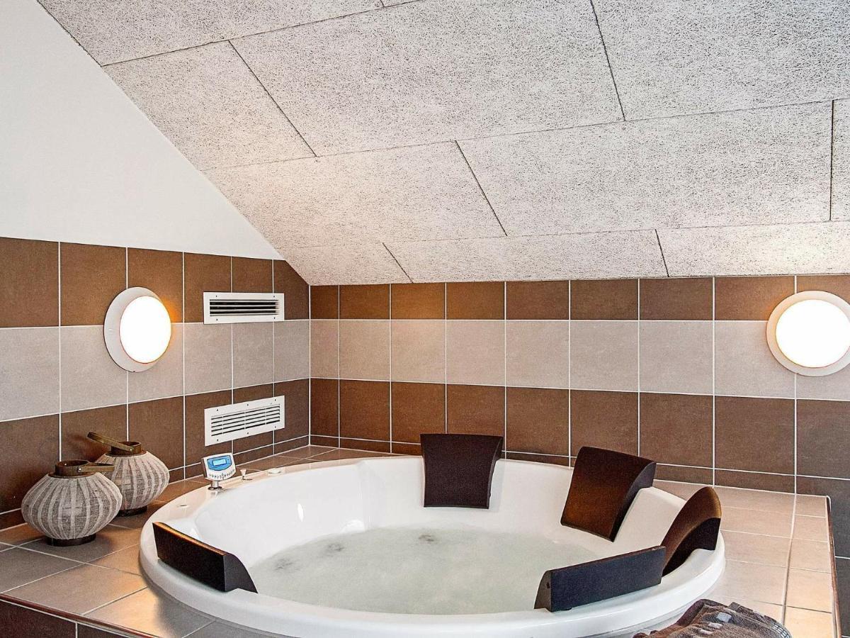 12 Person Holiday Home In Hasselberg Капелн Стая снимка